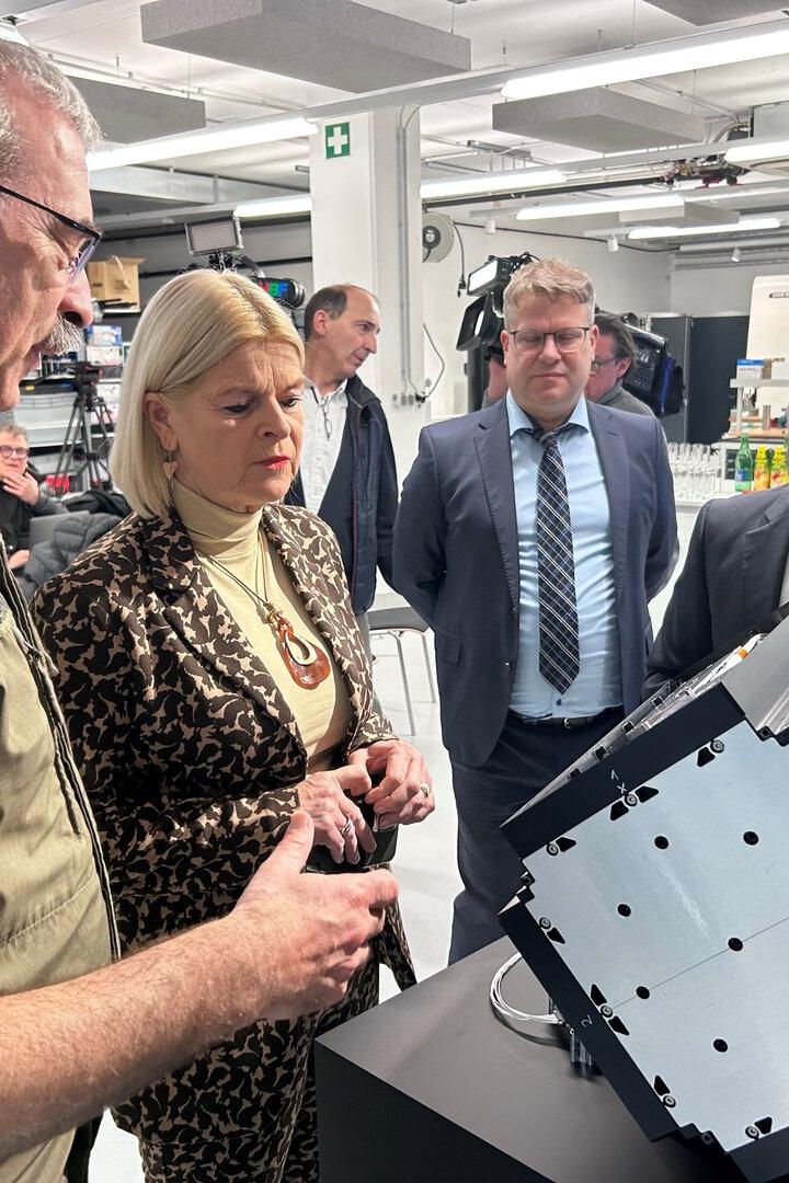 Präsentation des "Beaconsat"-Satelliten beim Tech-Unternehmen Gate Space am Flughafen Schwechat.