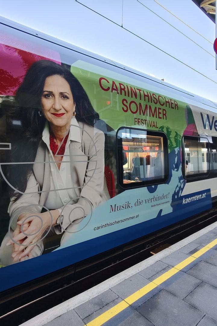 Ein Zug der Westbahn mit Werbung für Kultur in Kärnten. 