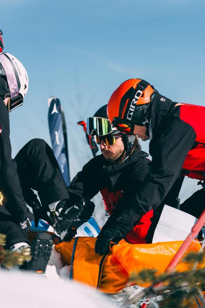 Angehende Bergretter und Bergretterinnen bei der Übung.