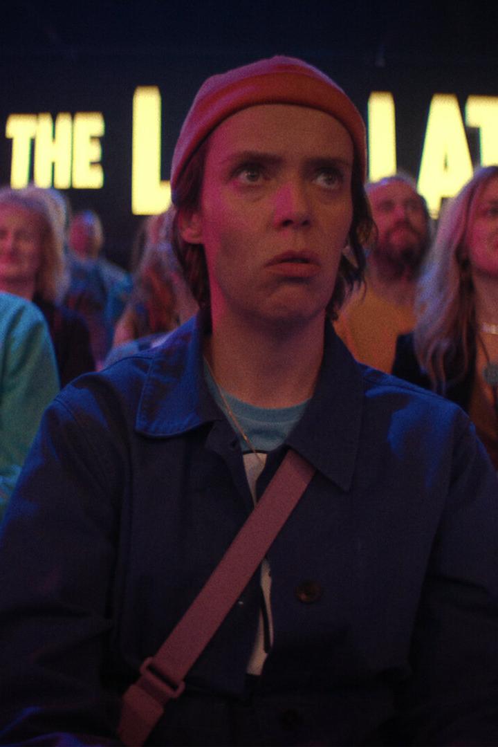 Eine Szene aus "How To Get To Heaven From Belfast": Saoirse, Dara und Robyn sitzen im Publikum einer Late-Night-Show.