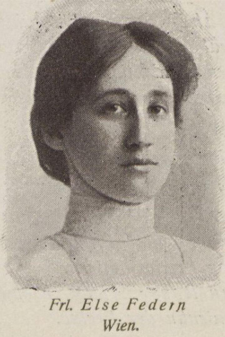 Junge Frau mit dunklen, mittellangen Haaren und hellem, hochgeschlossenem Kleid blickt ernst nach vorn.