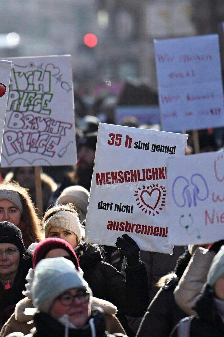 Steikende halten Transparente mit Botschaften in die Luft