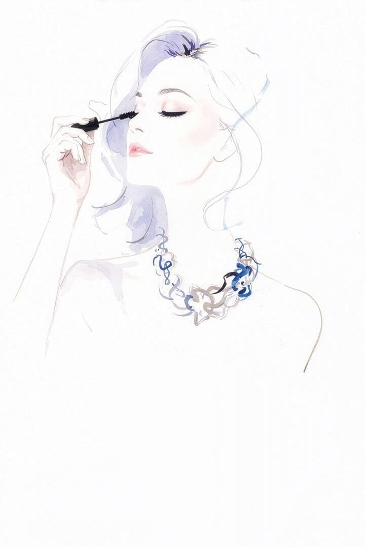 Eine elegant gezeichnete Frau trägt eine auffällige Halskette und tuscht sich die Wimpern.