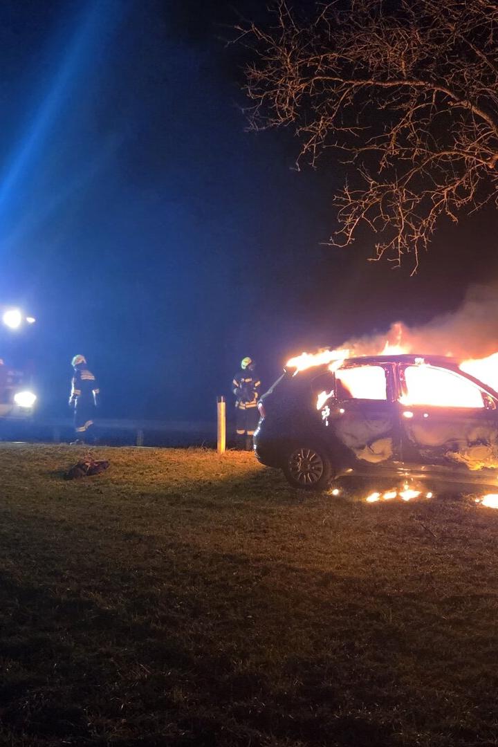 Brennendes Auto bei einem Baum