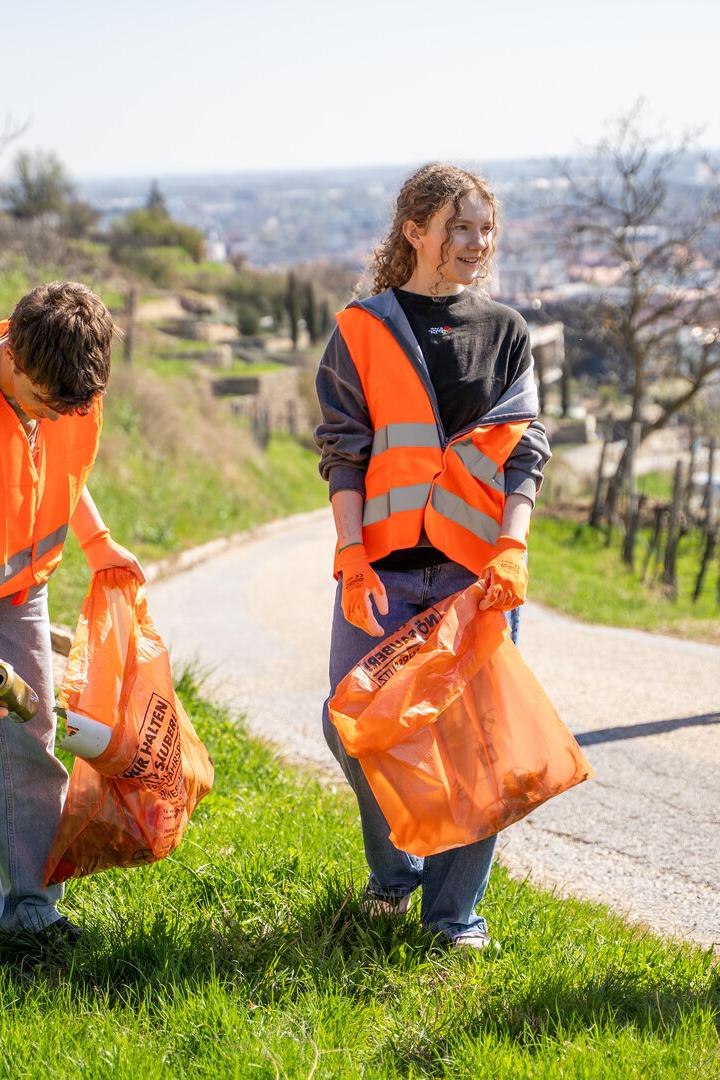 Jugendliche räumen Müll weg