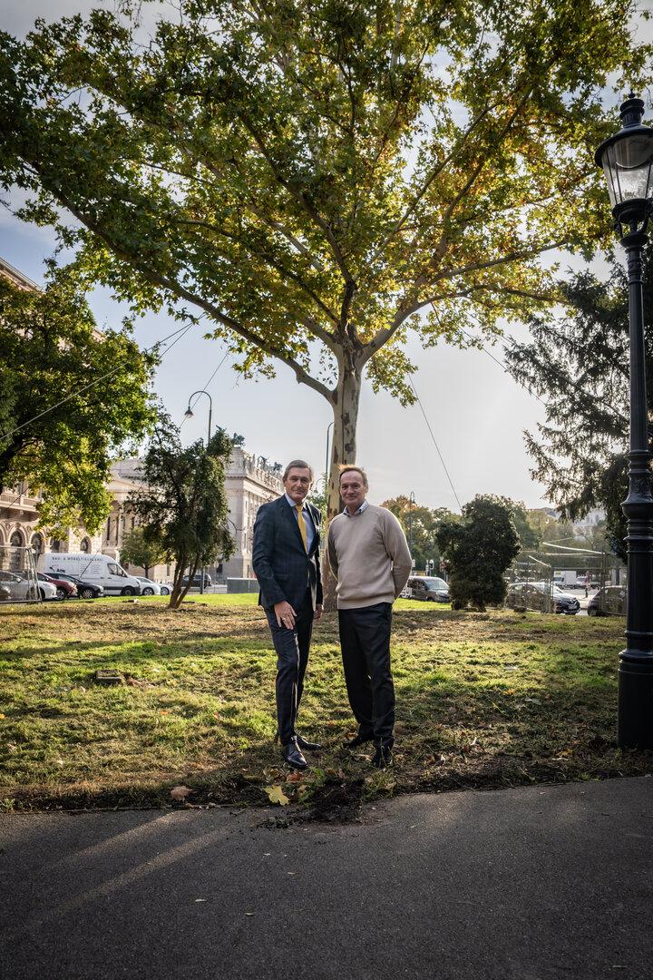 Hanke und Saller bei der Eiles-Plantage