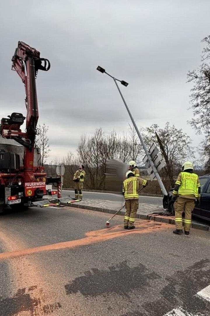 auto fährt in eine straßenlaterene