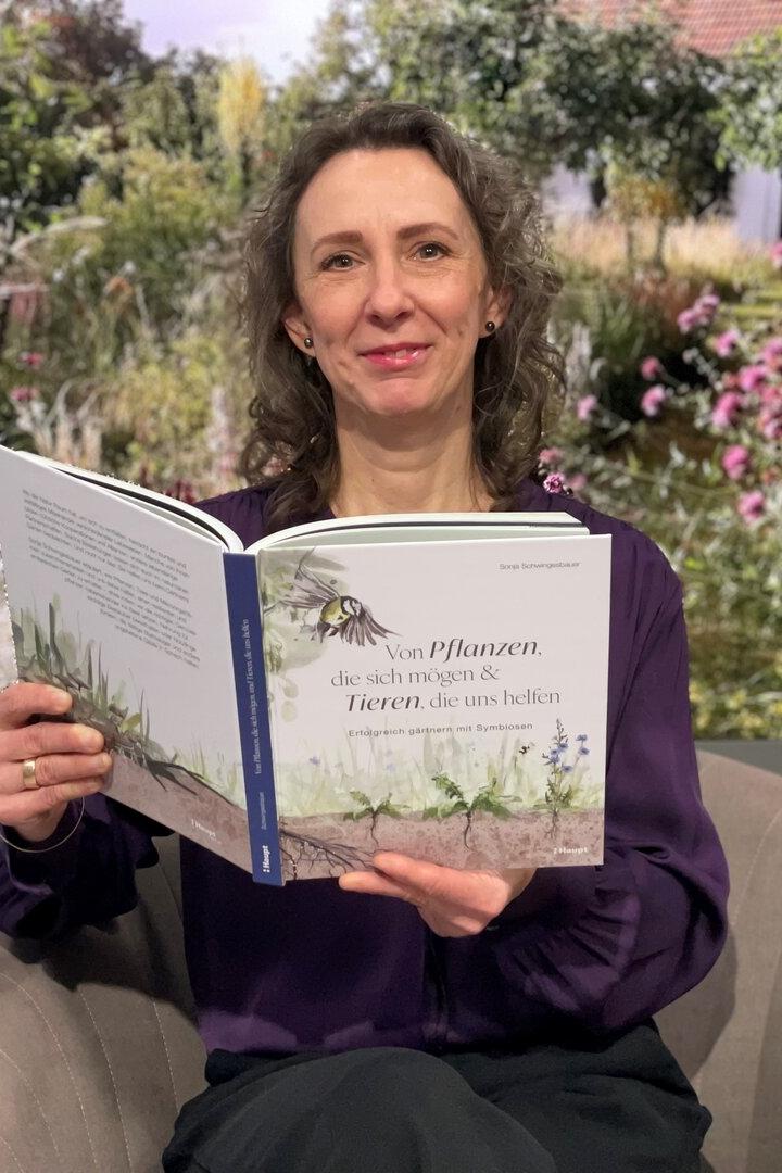 Sonja Schwingesbauer präsentiert ihr neues Buch im Fernsehstudio.