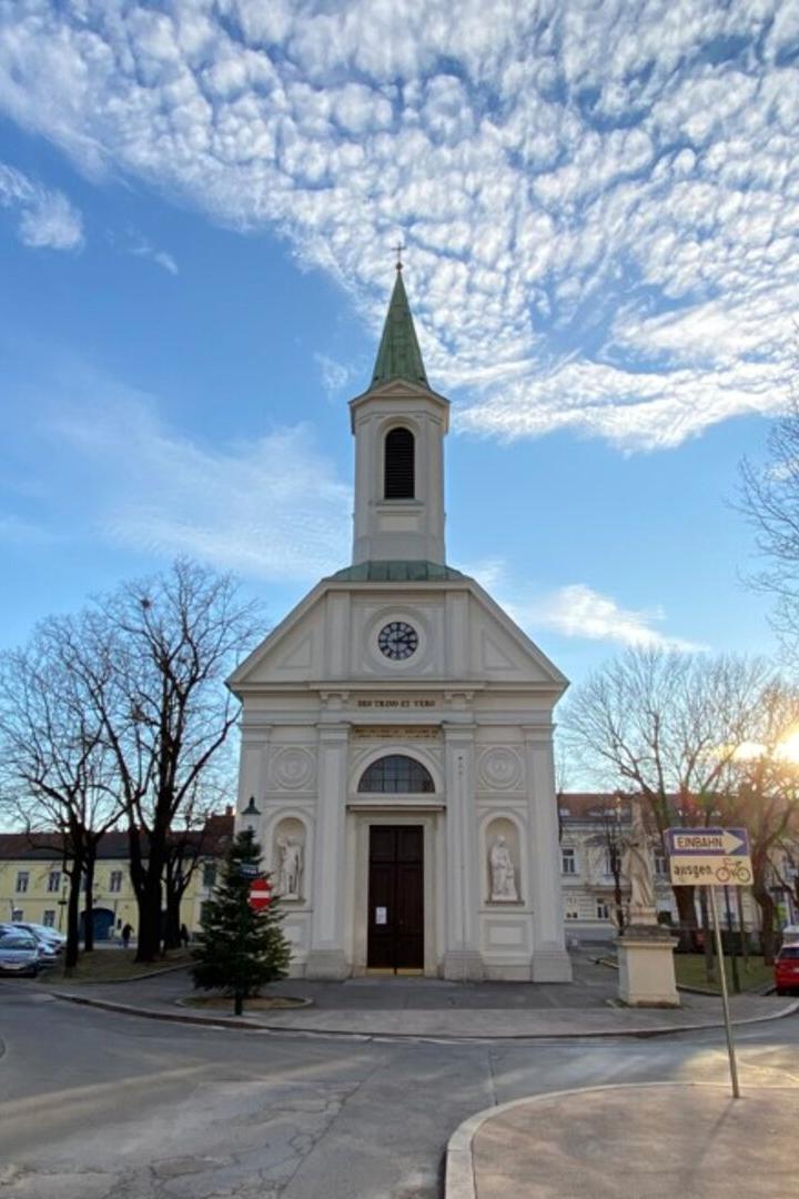 Kirche am Khleslplatz im Sonnenuntergang.