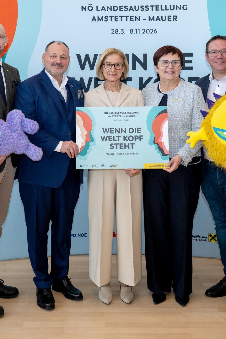 Ausstellungsverantwortliche mit LH Mikl-Leitner 