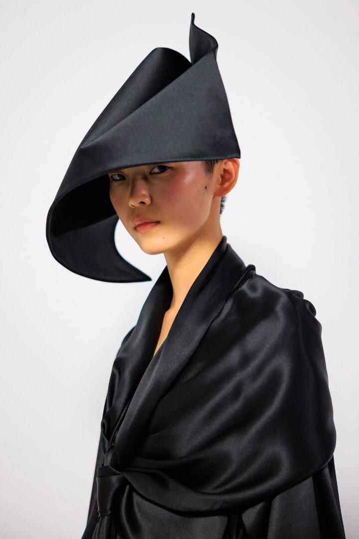 Model in asymmetrischer Kopfbedeckung von Dior