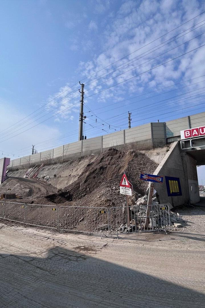 Viergleisiger Ausbau der Nordeinfahrt Wiener Neustadt. Die Eisenbahnbrücke in der Fischauer Gasse gilt als Nadelöhr.