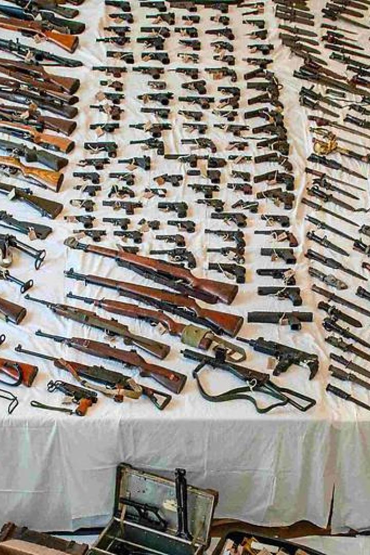 Die Polizei fand beim Verdächtigen ein Waffenarsenal.