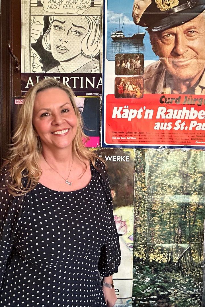 Wirtin Natascha Orlik mit Fundstücke, Schnäppchen und Raritäten.