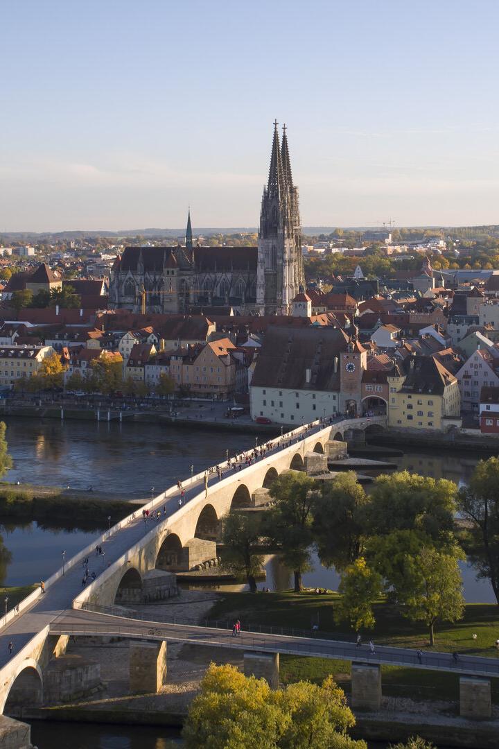Die Steinerne Brücke in Regensburg führt über die Donau zur Altstadt mit dem Dom.