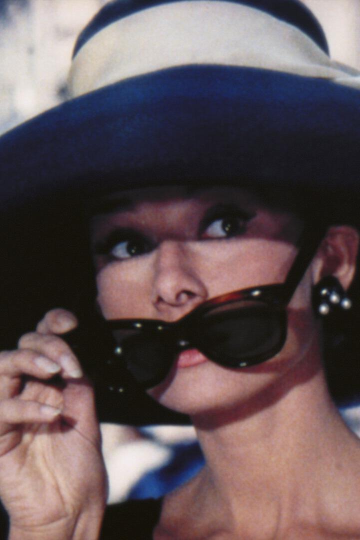 Audrey Hepburn mit Hut und Sonnenbrille im Film "Frühstück bei Tiffany".