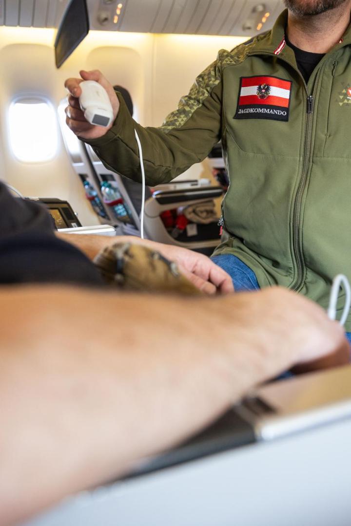 Jagdkommando-Soldat betreut Passagier