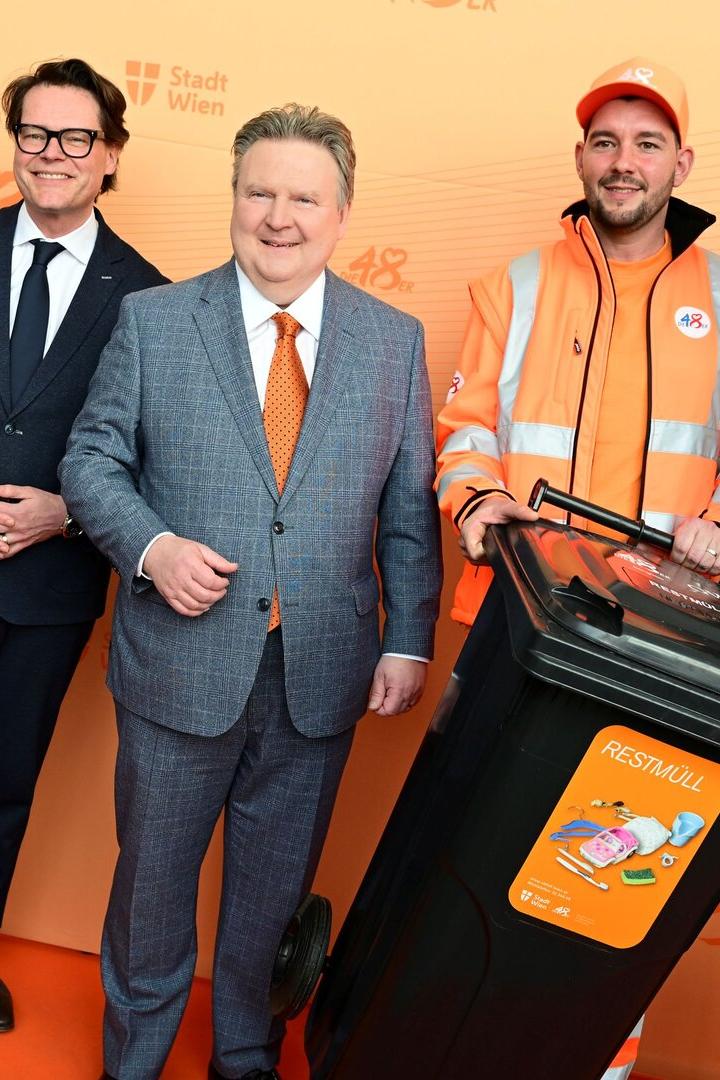 Die Gratulanten für Langzeit-Chef Thon (r.): Bürgermeister Ludwig (M.) und Stadtrat Czernohorszky.