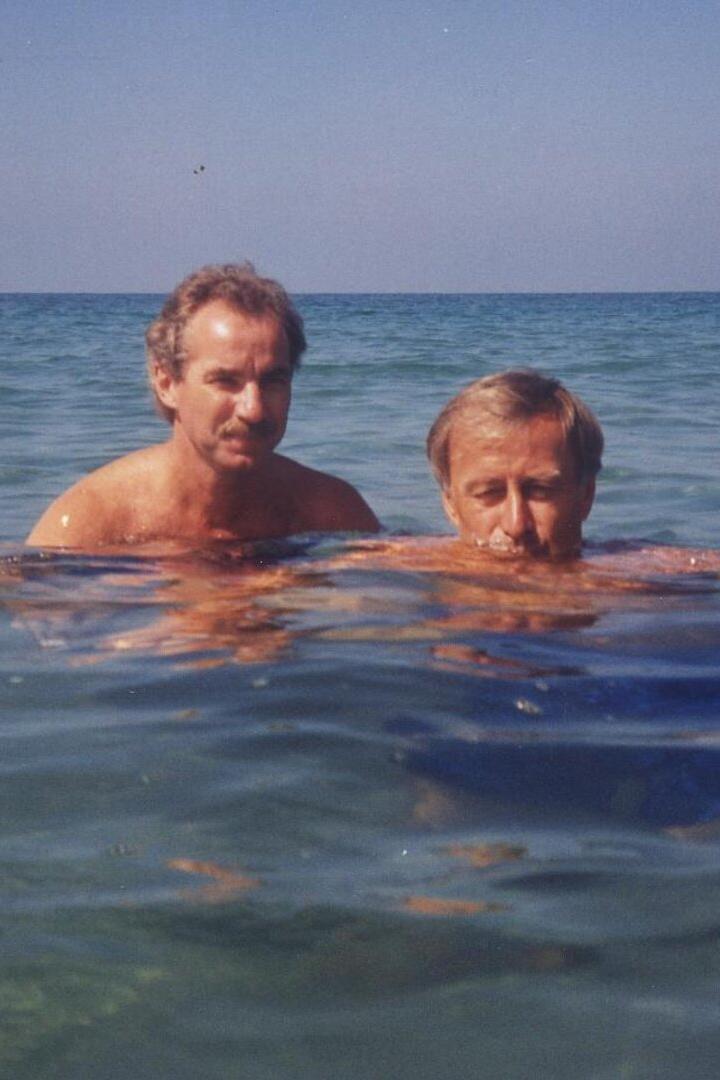Riedl und Hickersberger baden im Meer. 
