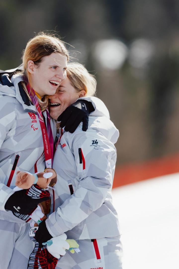 Große Emotionen bei Veronika Aigner und Lilly Sammer nach Gold.