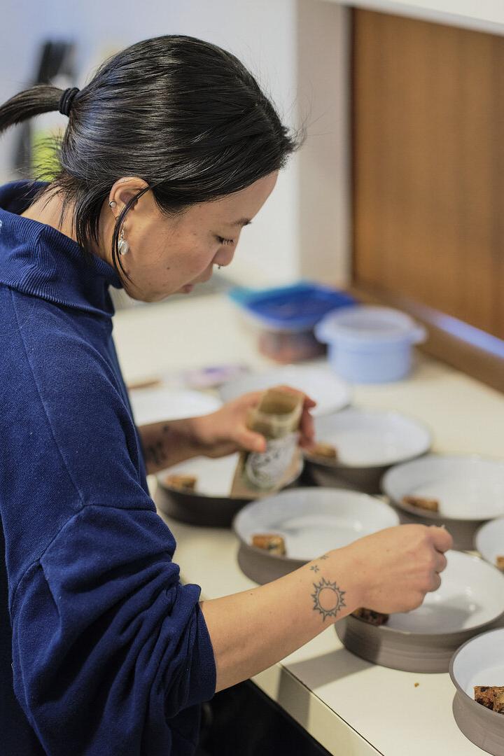 Köchin Yoshie Itasaka verbindet Regionales mit Zutaten, die sie aus Japan mitbringt.