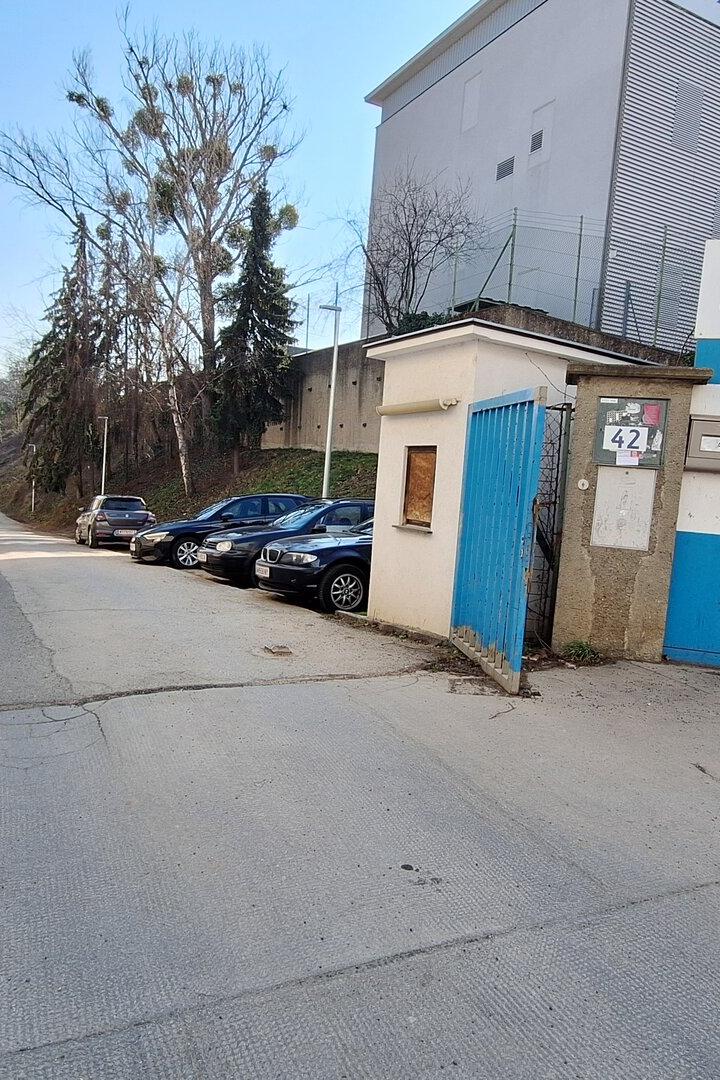 Die Warnung vor einer Besitzstörung befindet sich gut versteckt links am Tor beim Helfort-Platz.