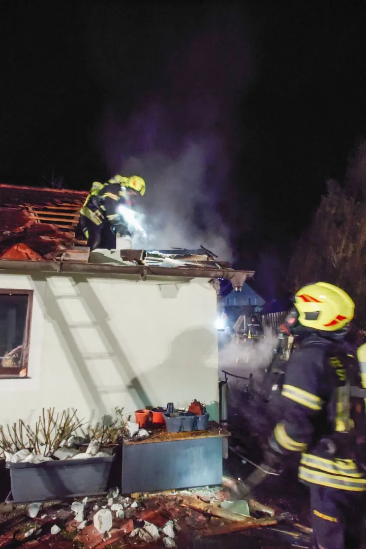 Feuerwehrleute löschen brennendes Haus