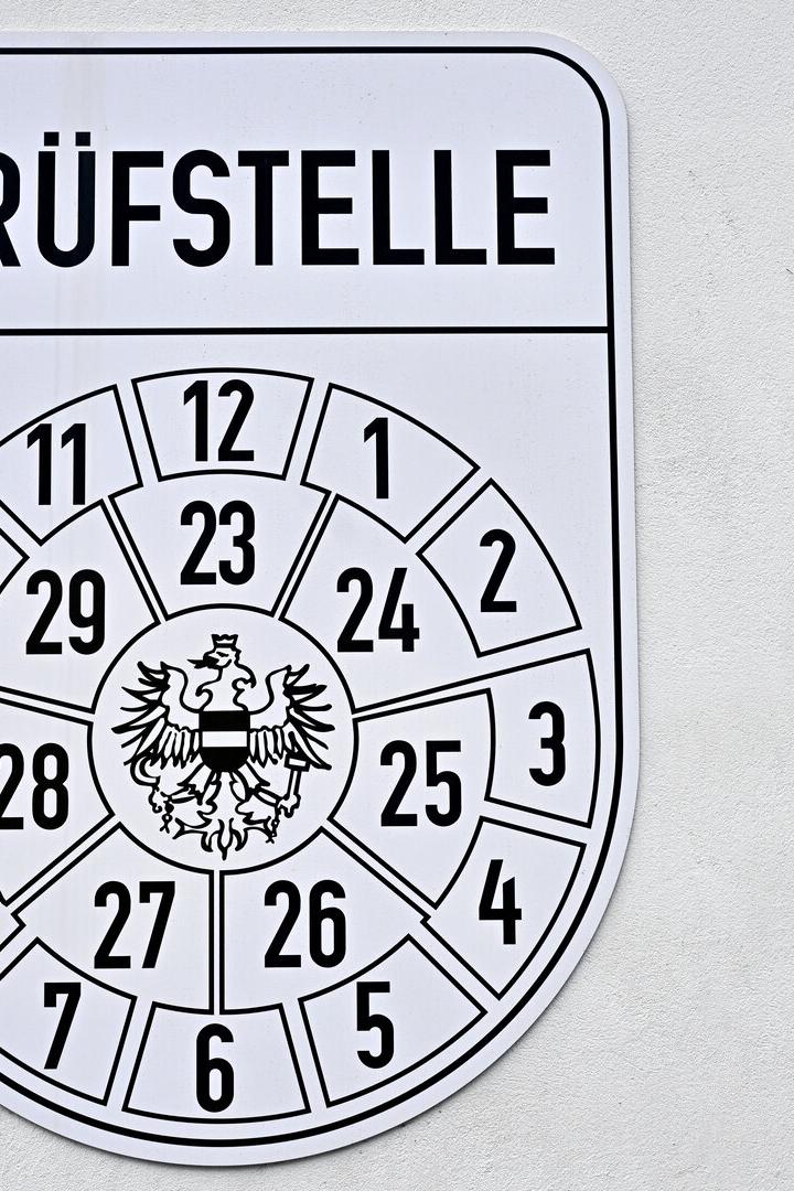 ++ THEMENBILD ++ VERKEHR / AUTO / PKW / LKW / KRAFTFAHRZEUG / SICHERHEIT