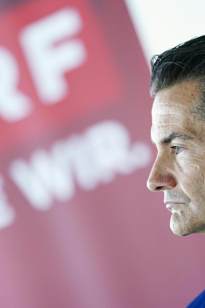 Ein Mann im Anzug -Roland Weißmann - blickt ernst nach rechts, im Hintergrund ist unscharf ein rotes ORF-Logo zu sehen.