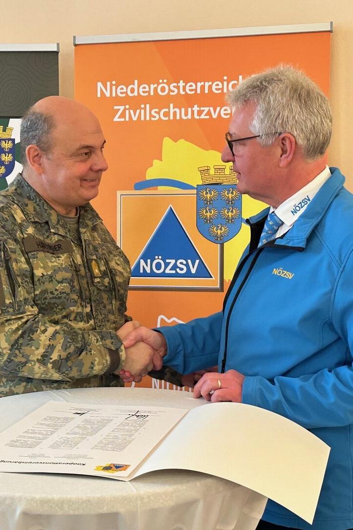 Georg Härtinger und Christoph Kainz geben sich die Hand