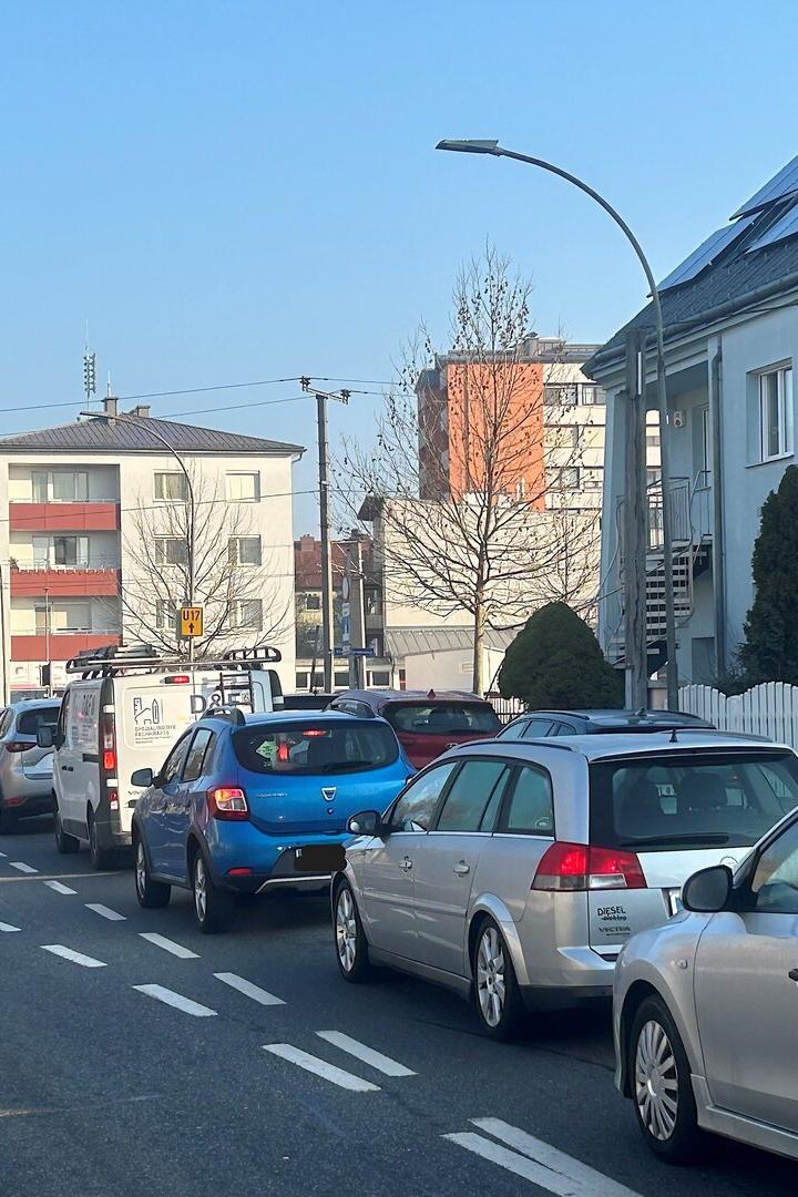 Mehrere Fahrzeuge stehen vor einem geschlossenen Bahnschranken