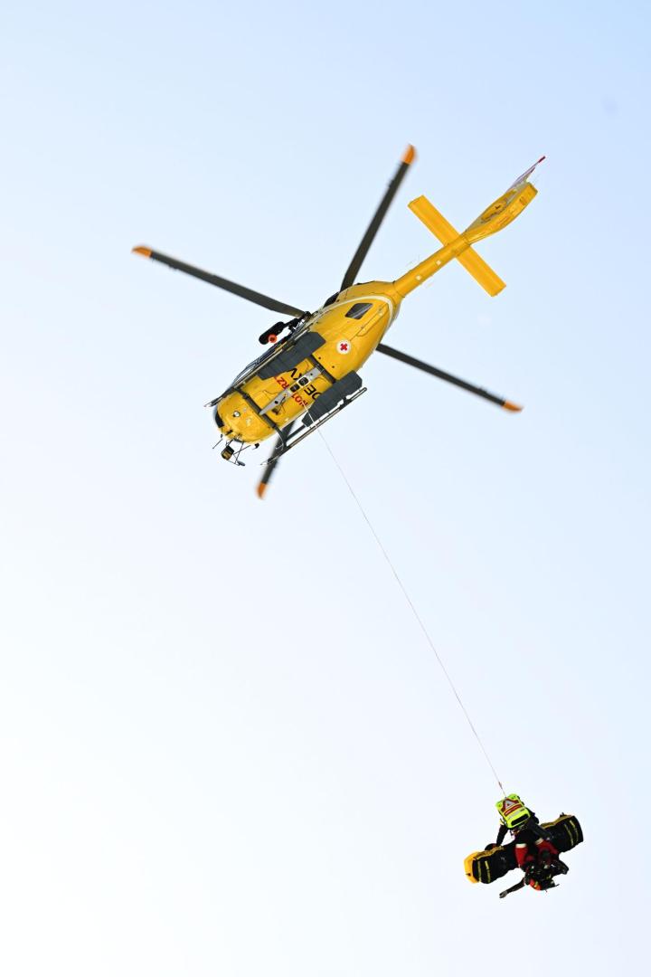 Ein Hubschrauber im Rettungseinsatz von unten fotografiert.