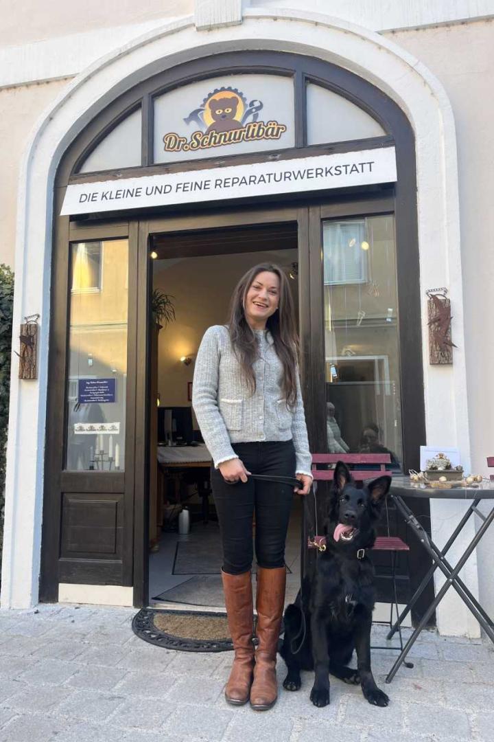 Lisa Maria Wiesmüller mit Hund vor Geschäft