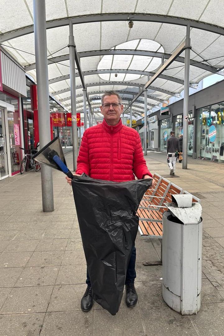 Floridsdorfer Bezirkschef Georg Papa im EKZ Großfeldsiedlung.