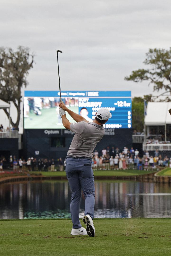 Vorjahressieger Rory McIlroy zielt auf das Green am 17. Loch