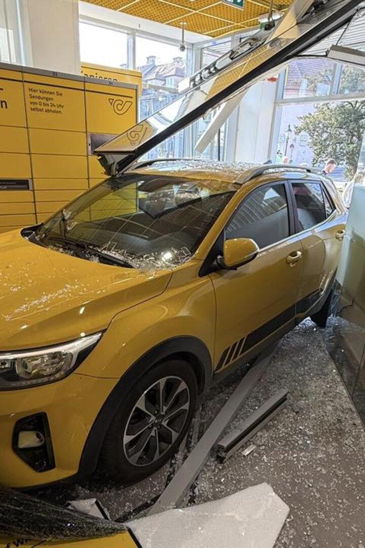 Pkw steht mitten in der Postfiliale 