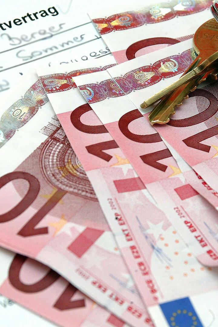 Ein ausgefüllter Mietvertrag mit Schlüssel 