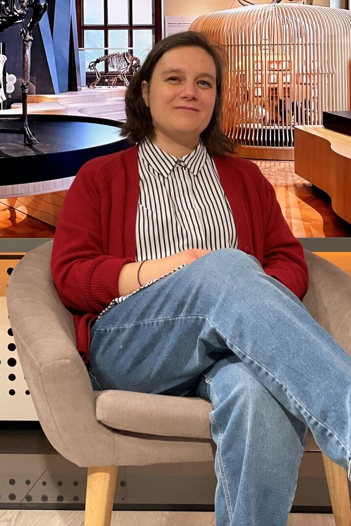 Die Kuratorin Caroline Posch beim Interview im KURIER-Fernsehstudio.