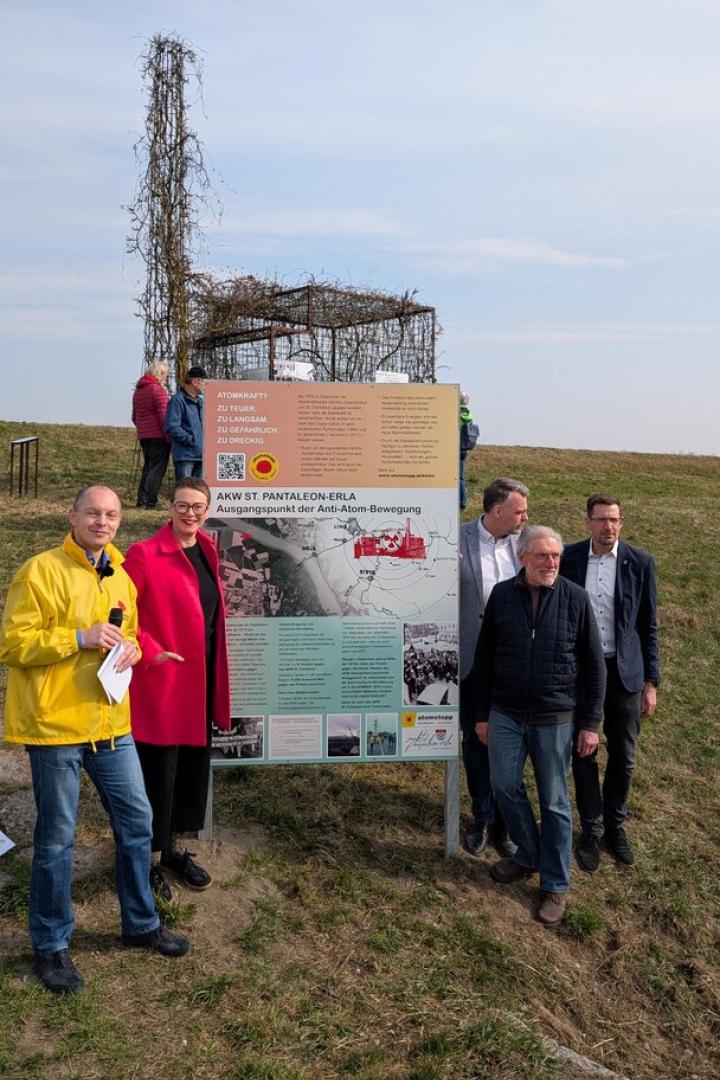 Erinnerungstafel an geplantes Kernkraftwerk