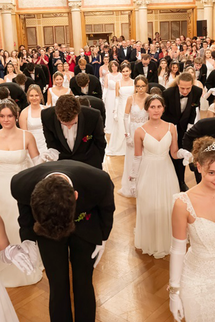 Debütantinnen und Debütanten der Tanzschule Dorner beim Frühlingsball