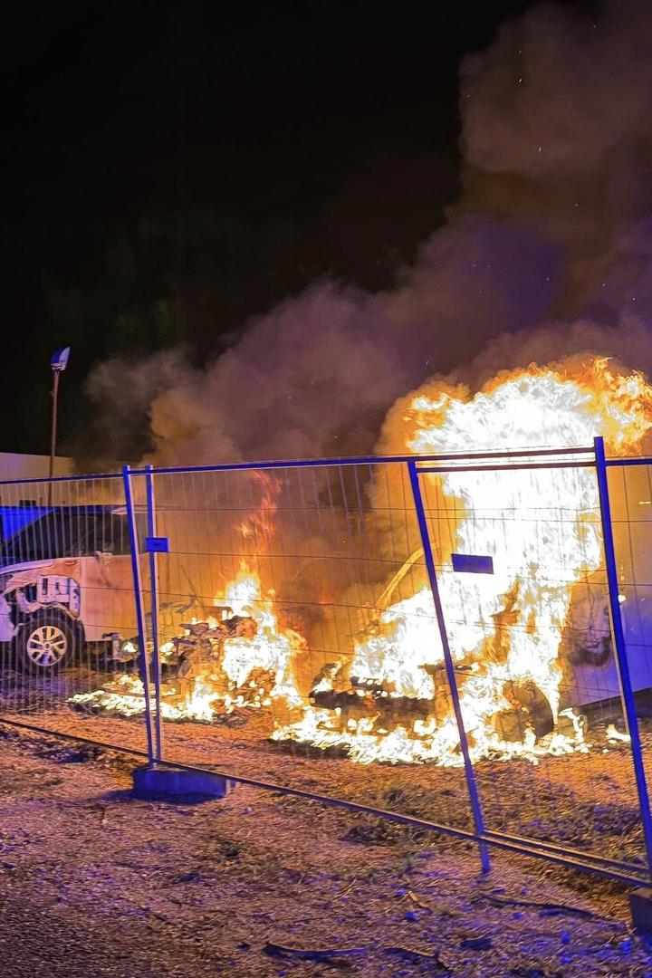13 Elektro-Transporter wurden bei dem Brand zerstört.