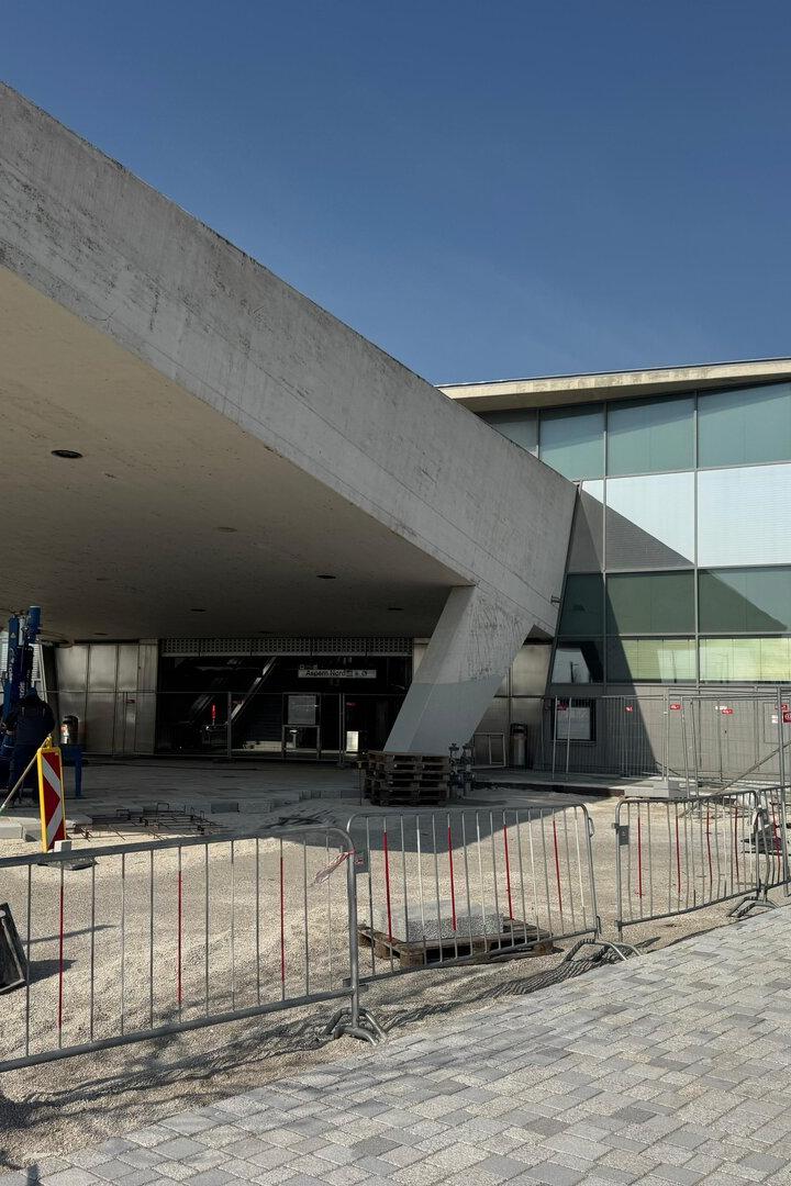 Nelson-Mandela-Platz vor dem Bahnhof Aspern-Nord
