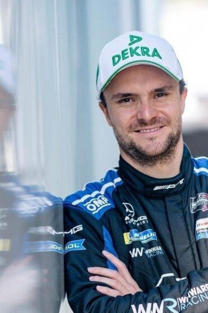 Lucas Auer posiert für ein Foto.