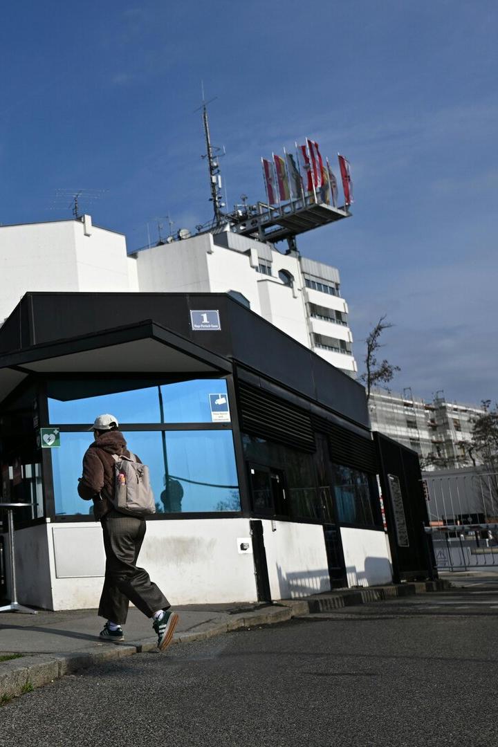 Eine Person geht am ORF-Zentrum vorbei, im Vordergrund das rote ORF-Logo.