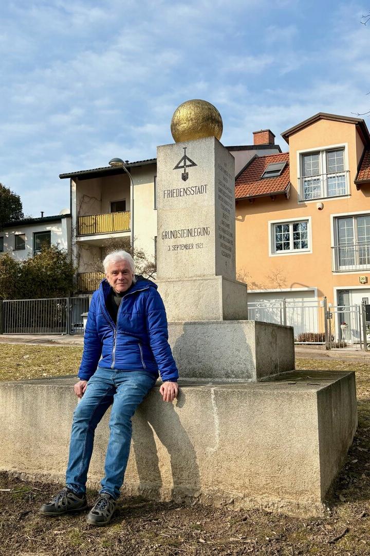 Horst Zecha vor dem Siedlerdenkmal in der Friedensstadt.