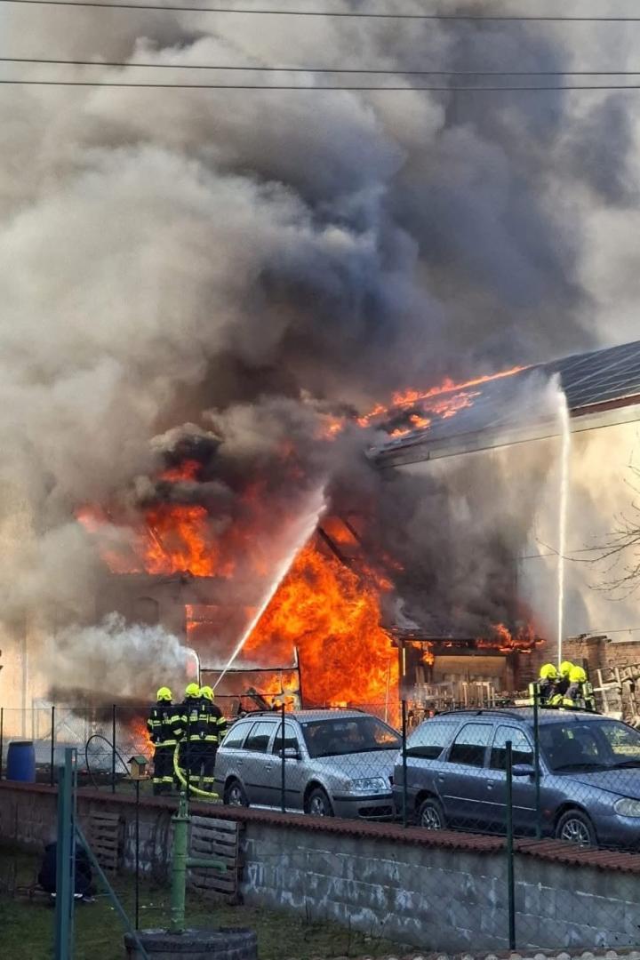 Eine Aufnahme des Brandes auf der dichter Rauch und Flammen zu sehen sind.
