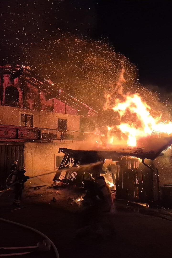 Gebäude in Vollbrand