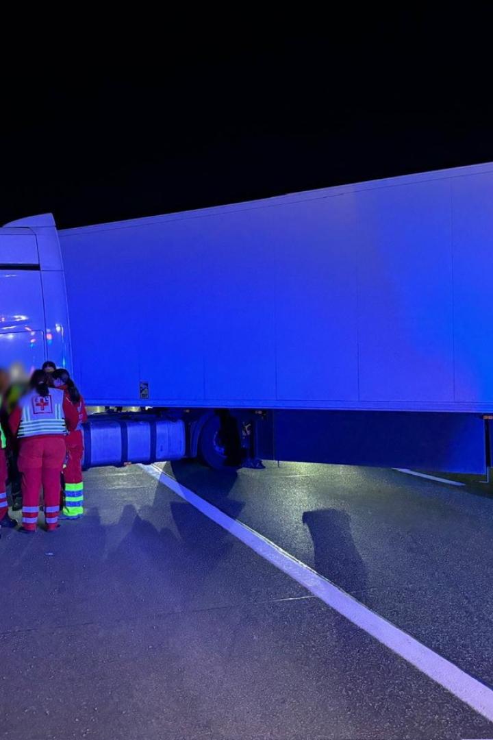 Ein Lkw blockiert die Autobahn nachts.