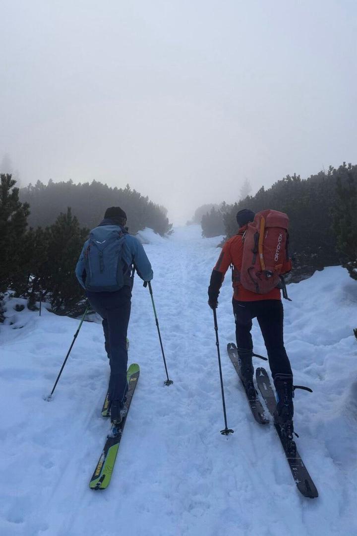 Zwei Bergretter auf Tourenski
