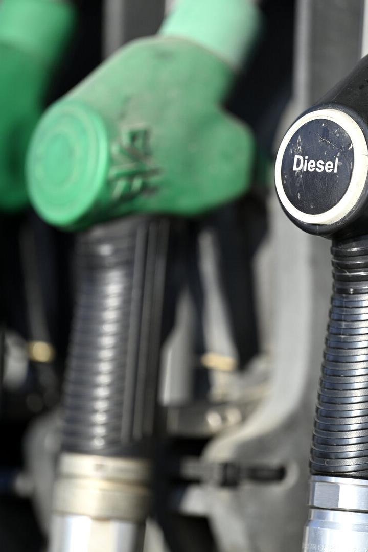 ++ THEMENBILD ++ TANKSTELLE / TANKEN /ZAPFHAN / ZAPFSÄULE / SPRIT / SPRITPREIS / BENZIN / DIESEL / ENERGIE / TEUERUNG